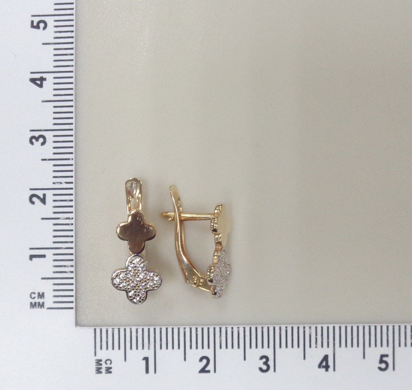 Золотые серьги 585 пробы; родий; вставки 34 Фианит бесцв.;